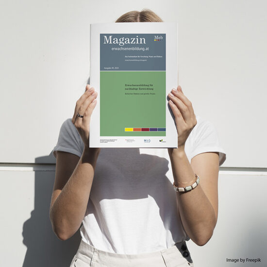 Magazin erwachsenenbildung.at wird von einer Frau, die in hellem Licht steht, vors Gesicht gehalten